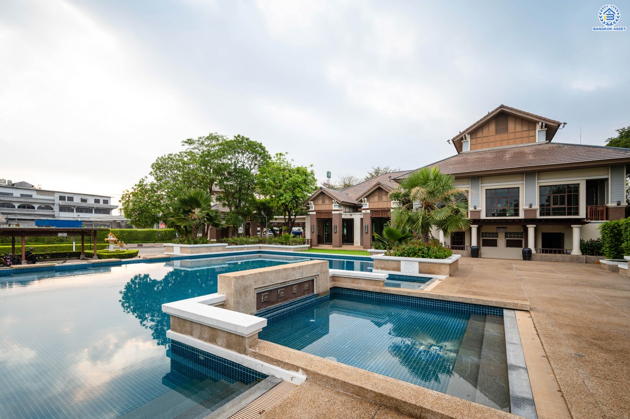 บ้านมือสองตกแต่งใหม่ จากแบรนด์ Sansiri โครงการ เศรษฐสิริ วงแหวน-สุขาภิบาล2 บ้านเดี่ยวหลังมุม เนื้อที่ 70.10 ตร.ว. พื้นที่ใช้สอย 166.20 ตร.ม. ฟังก์ชัน 3 ห้องนอน 3 ห้องน้ำ 1 ห้องแม่บ้าน 2 ที่จอดรถ ติดถนนใหญ่เสรีไทย ใกล้จุดขึ้นทางด่วน "วงแหวน-กาญจนาภิเษก" และ ใกล้รถไฟฟ้าสายสีชมพู "สถานีนพรัตน์"...